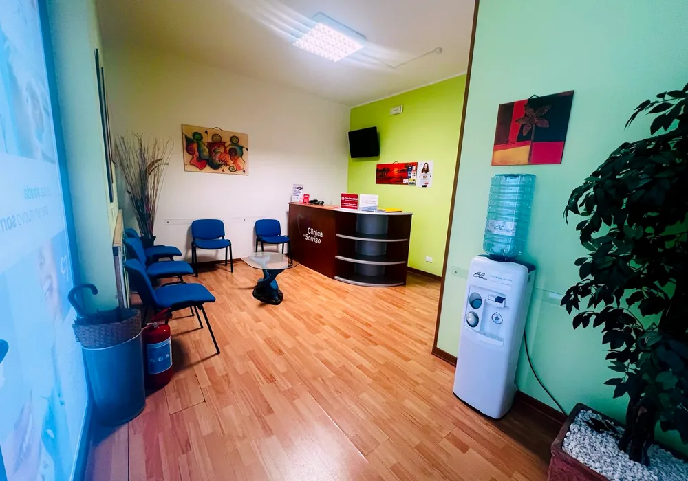 La sala d'attesa e il banco dell'accoglienza del Centro Odontoiatrico del Sorriso