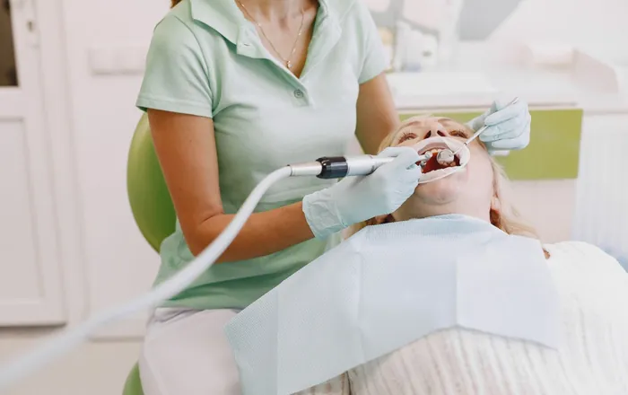 Seduta di igiene dentale professionale