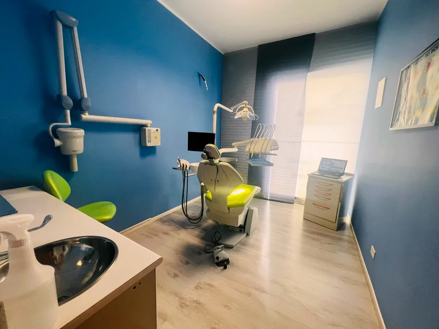 La seconda sala operativa, con il riunito verde e il radiografico endorale a parete