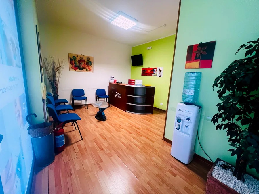 La sala d'attesa e il banco dell'accoglienza