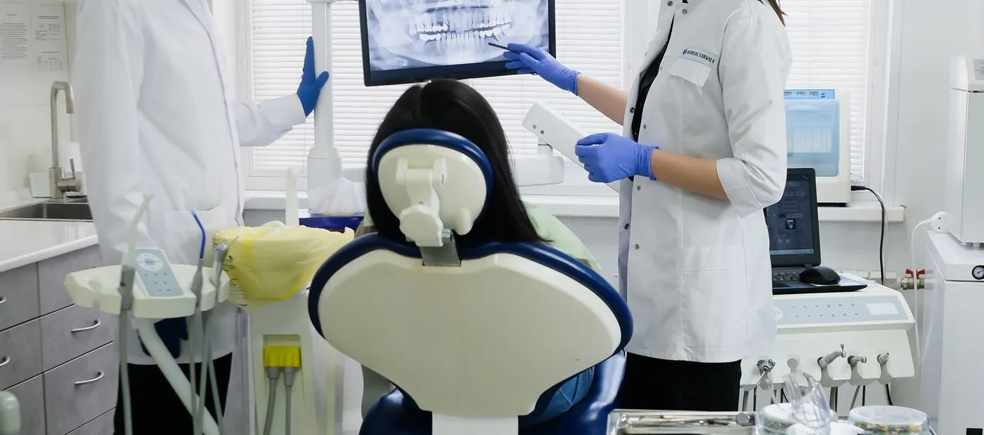 Due odontoiatri al lavoro accanto al riunito
