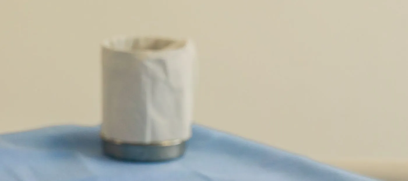 Modello dentale in gesso su un vassoio da laboratorio