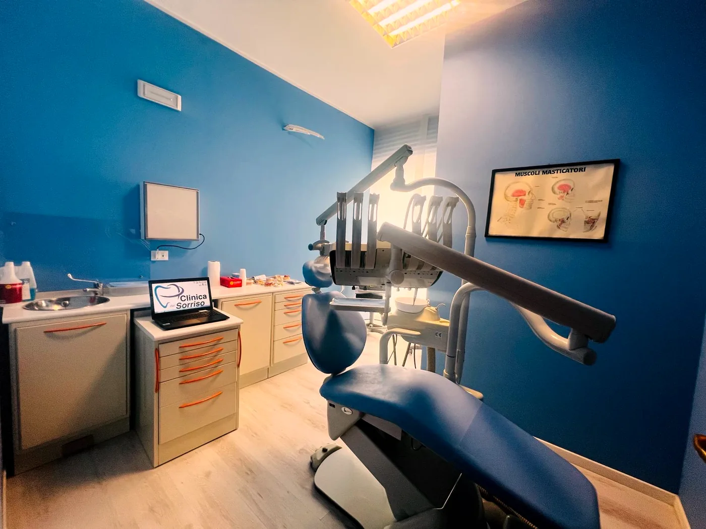 Una delle sale operative del Centro Odontoiatrico del Sorriso, con il riunito odontoiatrico